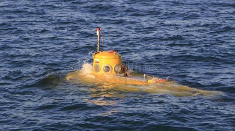un-tir-d-petit-sous-marin-jaune-reblanchit-132183338